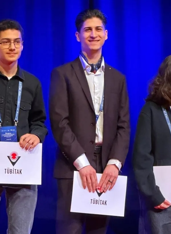 kozmik-kimlik-arayisina-bolge-birinciligi-aydinli-genc-fizik-alaninda-izmire-damga-vurdu-1771332408810.jpg