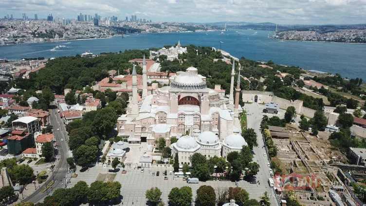 Εικόνες της τελευταίας στιγμής και όλες οι εξελίξεις από την Αγία Σοφία που προετοιμάστηκαν για την προσευχή της Παρασκευής