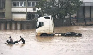 Üç ülke sele teslim: 594 ölü