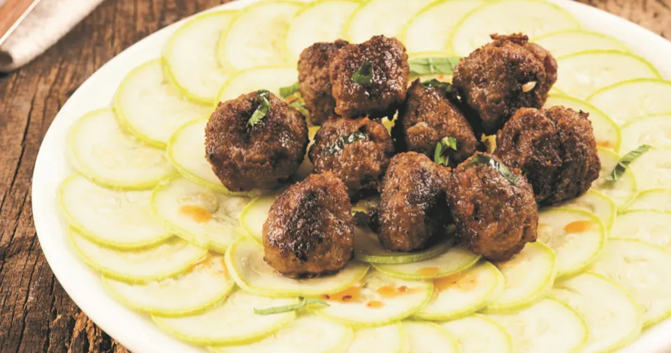 Kabak Carpaccio Yatağında Misket Köfte
