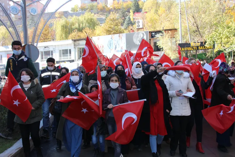 SON DAKİKA HABERİ: Hakkari'de bayraklı protesto! Kadınlardan Diyarbakır annelerine destek...