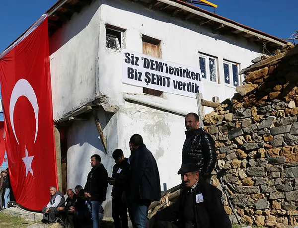 Afyonkarahisar'da şehit cenazesinde DEM Parti'ye pankartlı tepki
