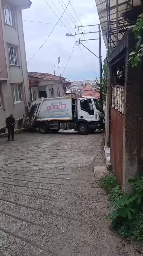 freni-bosalan-cop-kamyonu-dehset-sacti-tonlarca-agirligindaki-kamyonun-altindan-son-anda-kurtuldular-1790777876404.jpg
