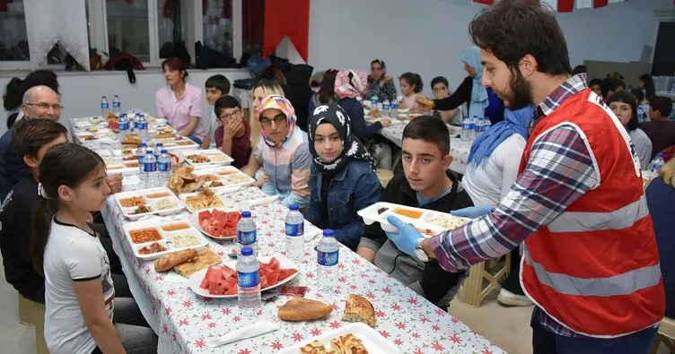 Türk Kızılayı çocuklarla birlikte iftar yaptı