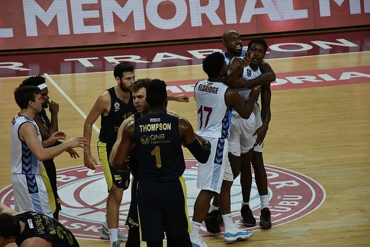 Trabzonspor - Fenerbahçe Doğuş maçında olay
