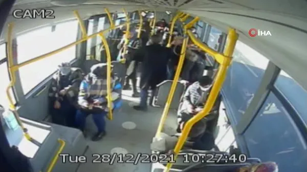 Maske takmamakta direnen vatandaşı otobüsten indirdi | Video