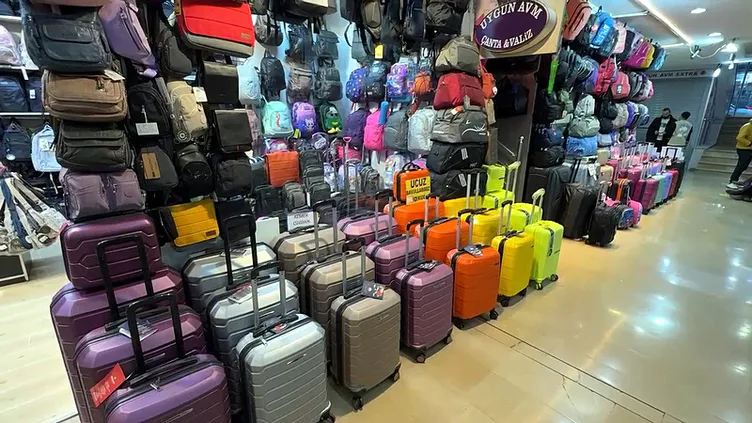 İnceliyormuş gibi yaparak çaldı: O anlar kameraya yansıdı!