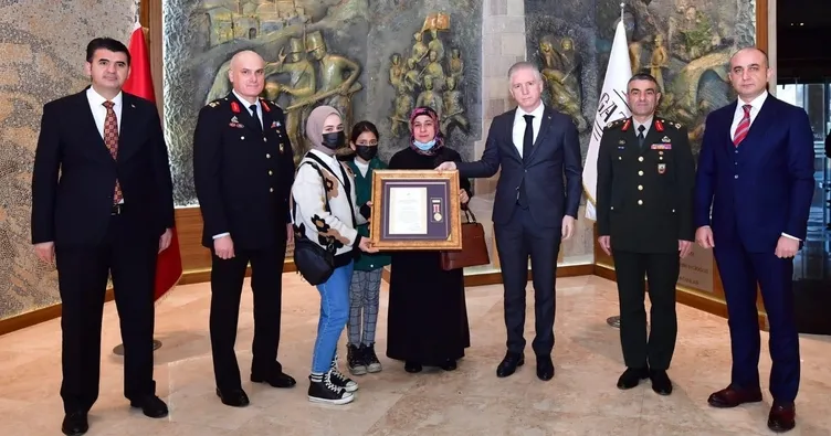Şehit aileleri ve gazilere madalya