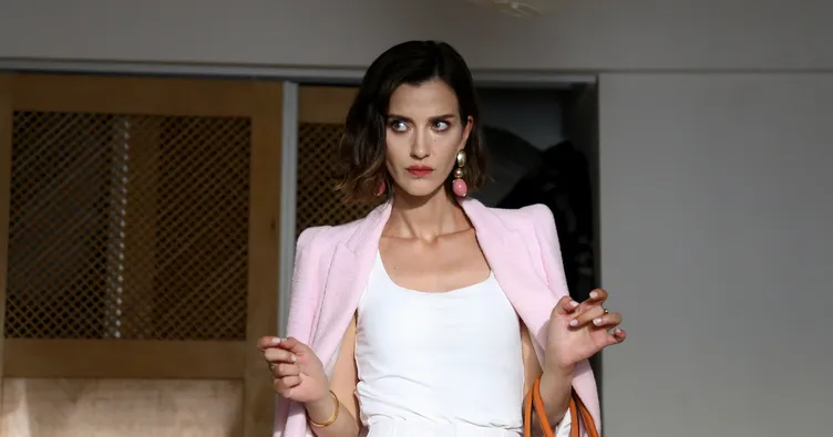 İpek cinayet büroyu podyuma çevirdi!