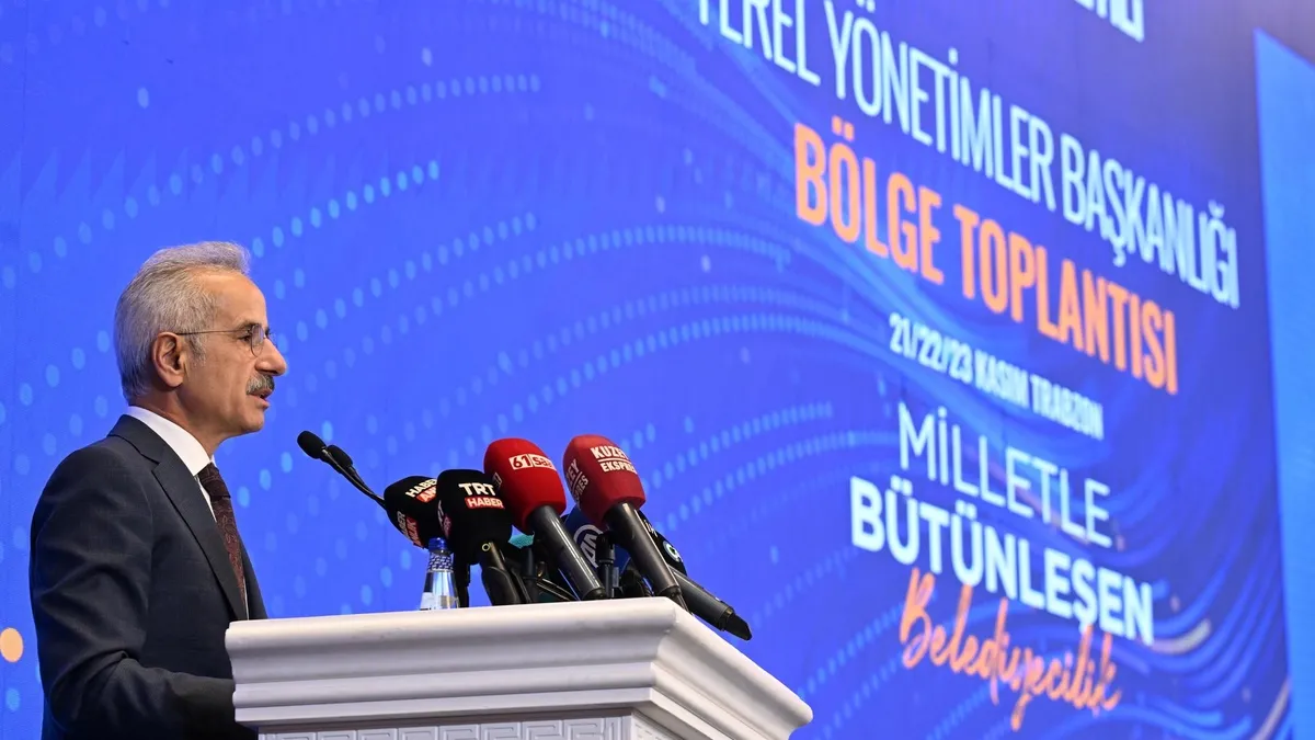 Bakan Uraloğlu: YHT ile 48 saatte Türkiye turu yapılacak Bakan Uraloğlu: YHT ile 48 saatte Türkiye turu yapılacak