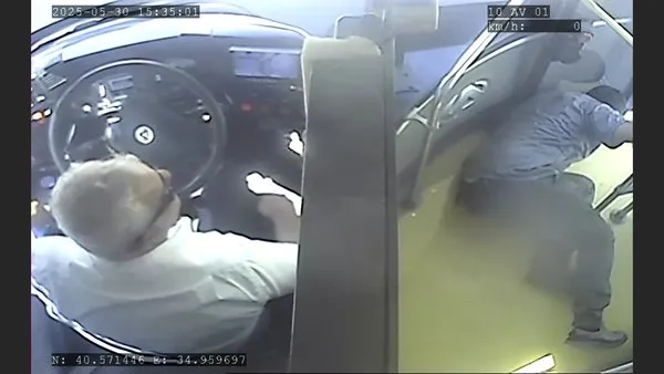 Otobüs Şoförü ve Yolcular Yoldaşlık Yapıyor