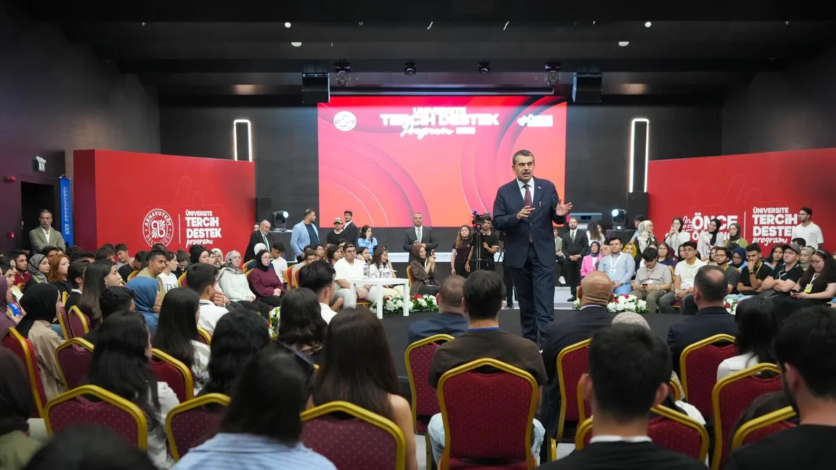 Bakan Tekin, “Üniversite Tercih Destek Programı”nda gençlerle bir araya geldi Bakan Tekin, “Üniversite Tercih Destek Programı”nda gençlerle bir araya geldi