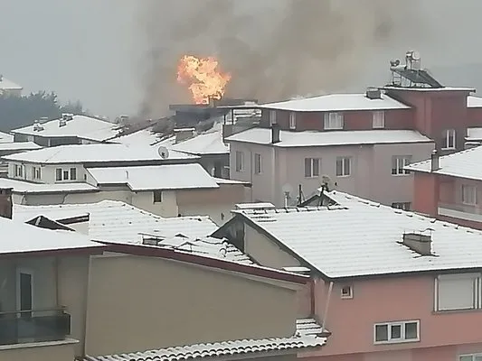 Çatı yangını vatandaşı sokağa döktü