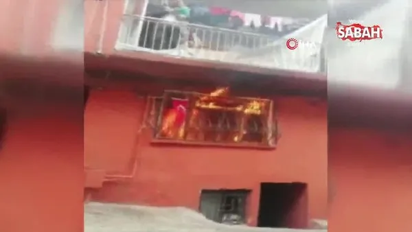 Kucağında çocukla yanan evden çıkmayan vatandaş görenleri hayret ettirdi! O anlar kamerada | Video