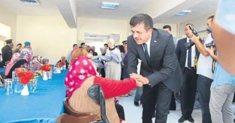 Bakan Zeybekci yaşlılarla türkü söyledi