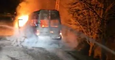 Tunceli’de yangın çıkan minibüs kullanılamaz hale geldi #tunceli