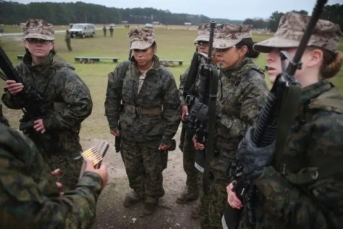 Kadın askerler böyle eğitiliyor