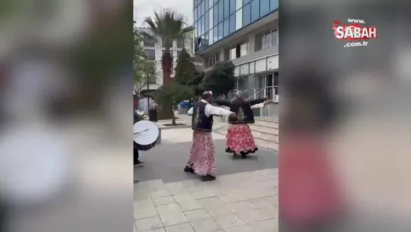 250 bin dolar rüşvet isteyen CHP’li başkana belediye önünde erkek dansözlü protesto! | Video