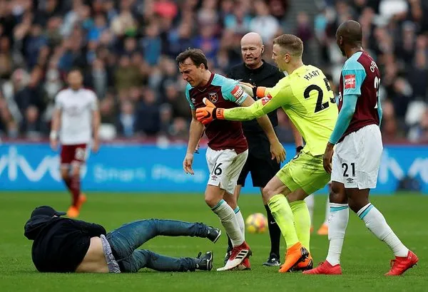 West Ham United-Burnley maçında saha karıştı!