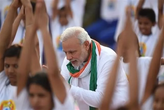 Hindistan Başbakanı 35 bin kişiyle yoga yaptı