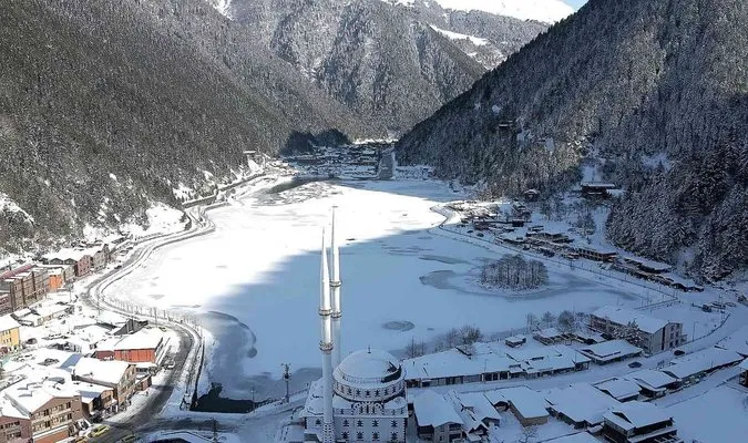 Buz tutan Uzungöl havadan görüntülendi