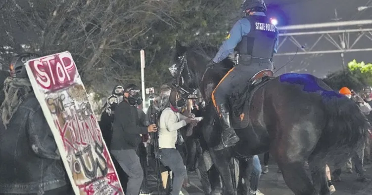 Atlı polislerle müdahale