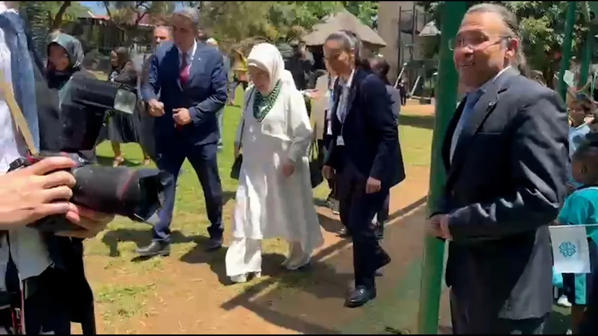 G20 Liderler Zirvesi! Emine Erdoğan’dan Türkiye Maarif Vakfı’na ziyaret | Video videosunu izle G20 Liderler Zirvesi! Emine Erdoğan’dan Türkiye Maarif Vakfı’na ziyaret | Video videosunu izle