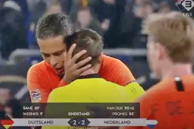 Virgil Van Dijk’tan Almanya-Hollanda maçı sonrası duygulandıran hareket