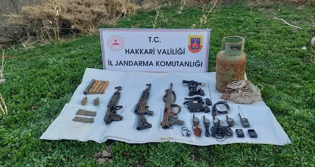 Hakkari’de terör operasyonunda silah ve mühimmat ele geçirildi Hakkari’de terör operasyonunda silah ve mühimmat ele geçirildi