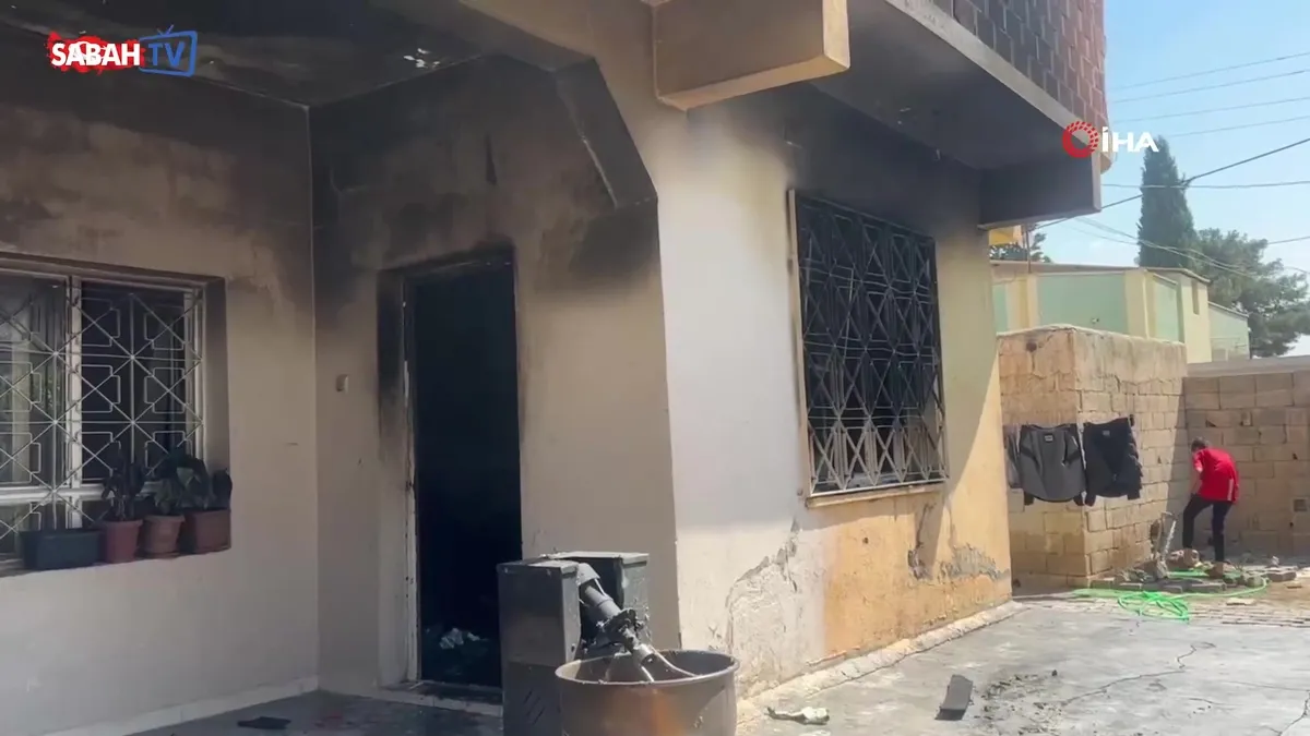 Şanlıurfa’da bir ayda 2 defa yanan evin sırrı çözülemiyor: ‘Sebepsiz yere iki defadır evimiz yanıyor’ videosunu izle Şanlıurfa’da bir ayda 2 defa yanan evin sırrı çözülemiyor: ‘Sebepsiz yere iki defadır evimiz yanıyor’ videosunu izle