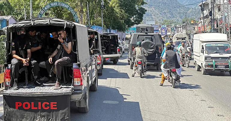 Pakistan’da sokaklar karıştı: 15 ölü