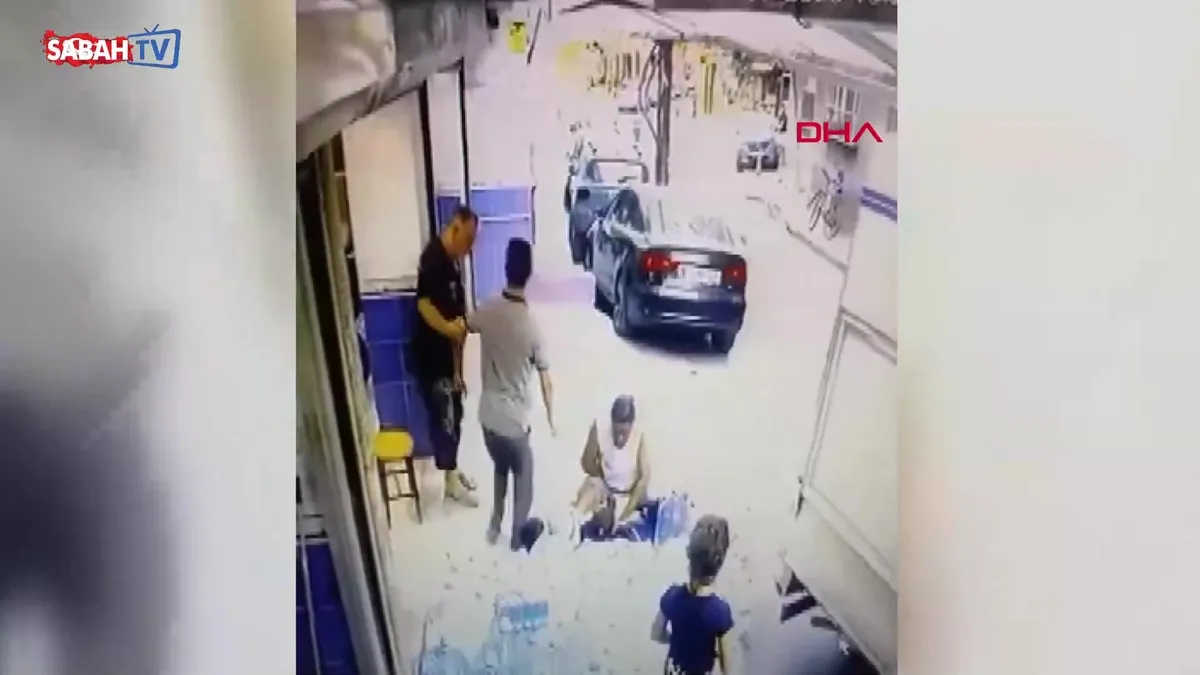 Sokakta oynayan çocukları yere düşürüp darbetti! O anın kamera görüntüleri ortaya çıktı videosunu izle Sokakta oynayan çocukları yere düşürüp darbetti! O anın kamera görüntüleri ortaya çıktı videosunu izle