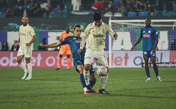 canli-super-ligde-rizespor-fenerbahce-maci-ilk-gol-12-dakikada-geldi-1791650025138.jpeg