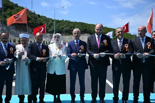 bakan-uraloglu-duyurdu-yalova-armutlu-yolu-hizmete-acildi-bir-saatlik-yol-yarim-saate-dustu-1784887058080.jpeg