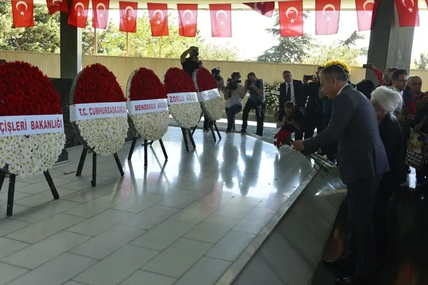 demokrasi-sehidi-adnan-menderes-64uncu-olum-yil-donumunde-kabri-basinda-anildi-1758107644607.jpg