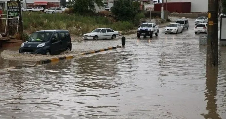 Adana ve Hatay’da şiddetli yağış hayatı olumsuz etkiledi