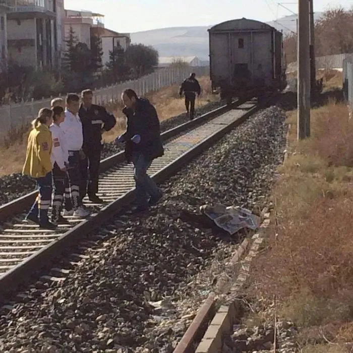 Trenin altında kalan yaşlı adam hayatını kaybetti