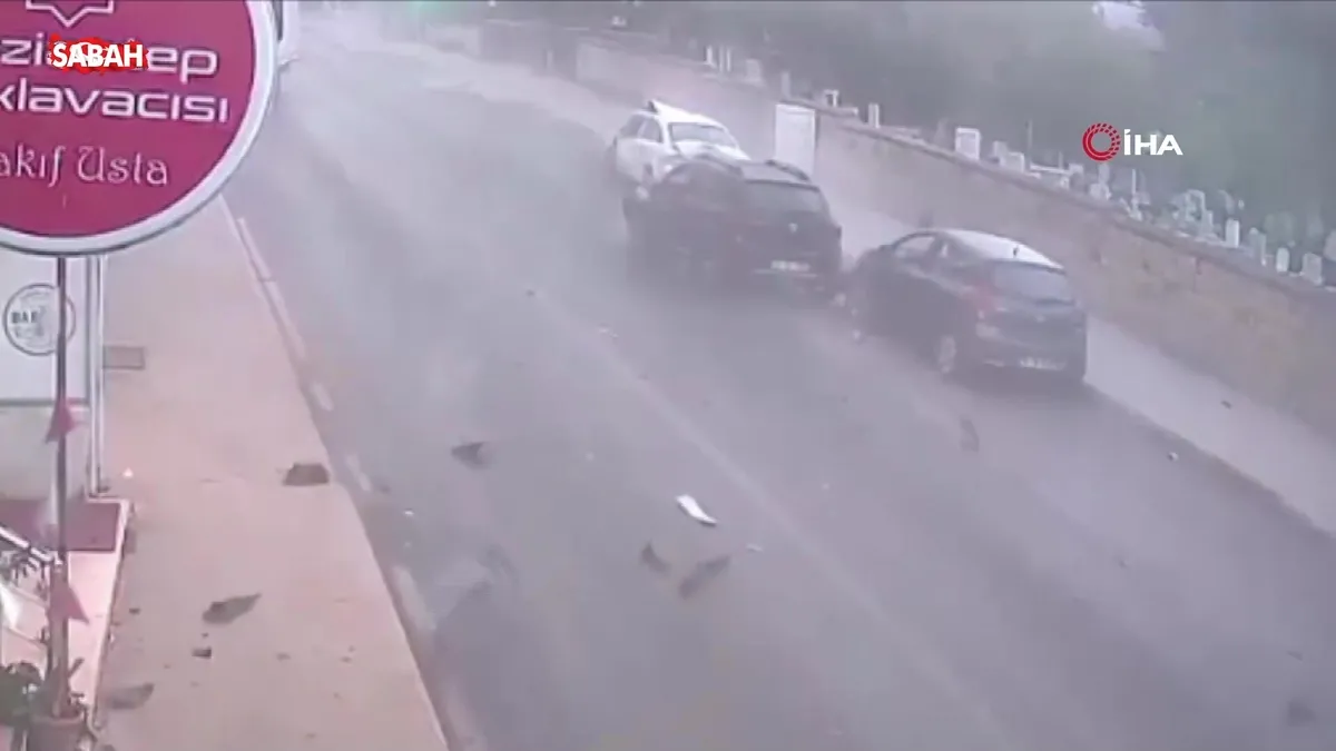 Kartal’da feci kaza kamerada: Kontrolden çıkan otomobil araçlara çarpıp böyle takla attı | Video videosunu izle Kartal’da feci kaza kamerada: Kontrolden çıkan otomobil araçlara çarpıp böyle takla attı | Video videosunu izle