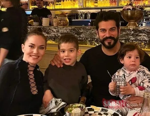 Tatilden döner dönmez birlikte kamera karşısına geçtiler! İşte Fahriye Evcen ve Burak Özçivit’ten aşk dolu set pozu!
