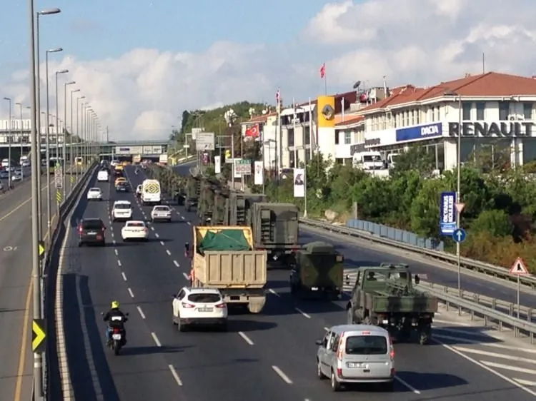 E-5’te askeri konvoy görenleri şaşırttı