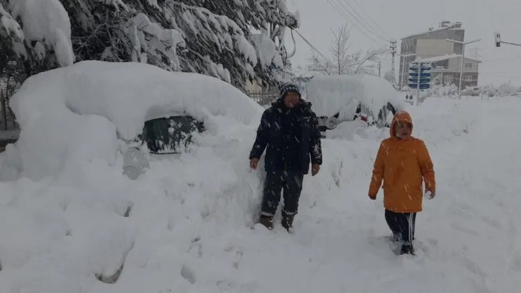 Adana’da yollar kapandı, araçlar tamamen kar altında kaldı