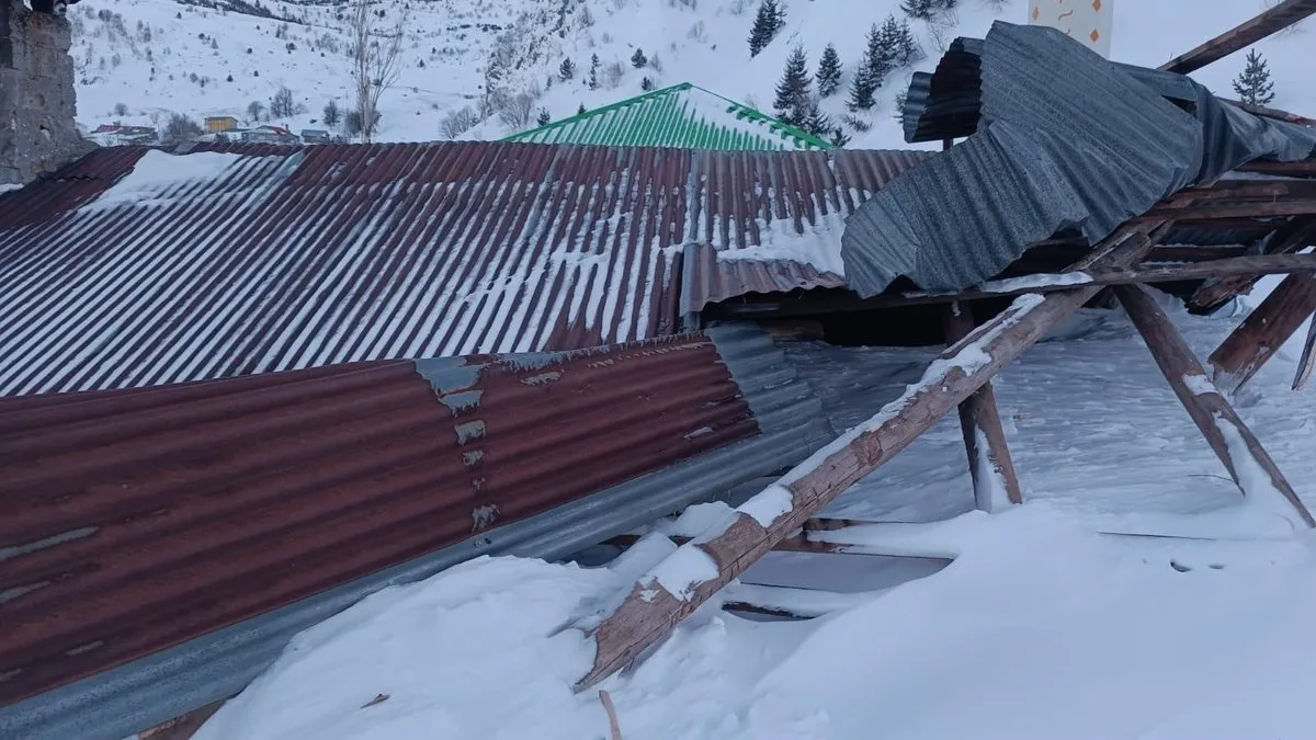 Cami lojmanının üzerine çığ düştü Cami lojmanının üzerine çığ düştü