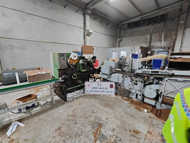 izmirde-hareketli-anlar-kacak-sigara-fabrikasinda-52-milyonluk-urun-ele-gecirildi-1704717203053.jpg