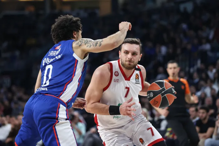 anadolu-efes-emporio-armani-milani-maglup-etti-1706907209506.jpg