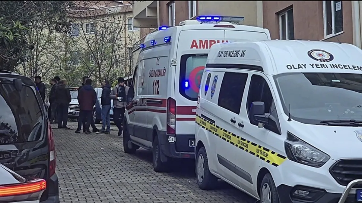 Anne babasını öldürüp canına kıydı