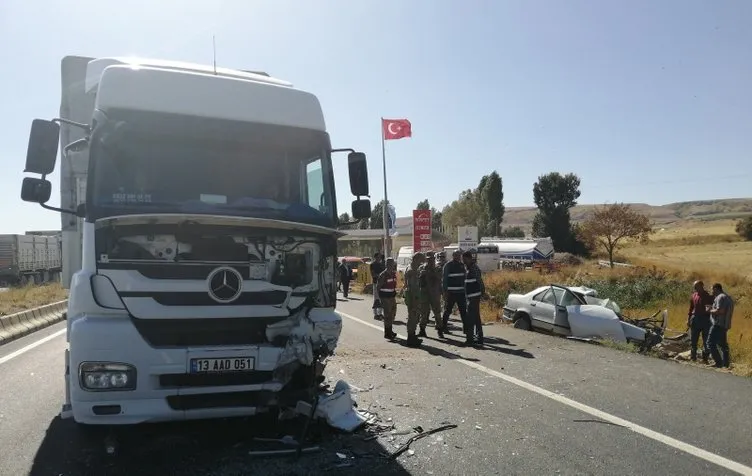 Bitlis’te otomobille tır çarpıştı: 3 ölü, 5 yaralı