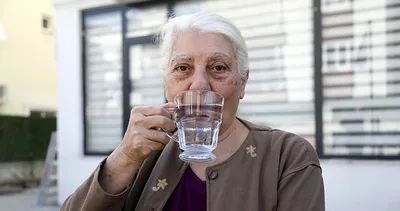 80 yıldır çatı katında biriken suyu içiyor! Sebebi ise...