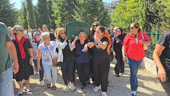 kayinpederi-tarafindan-katledilen-basak-topraga-verildi-anne-ve-babasi-mezari-basinda-sinir-krizleri-gecirdi-1757605563260.jpeg Kayınpederi tarafından katledilen Başak toprağa verildi: Anne ve babası mezarı başında sinir krizleri geçirdi!