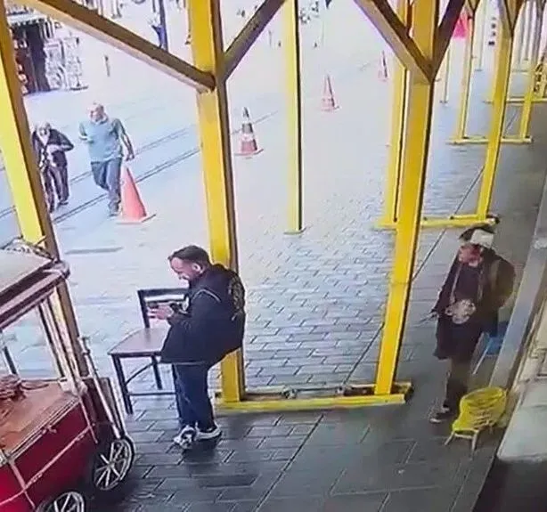 İstanbul’da dehşet anları! Saldırgan polis memurunu boynundan bıçakladı