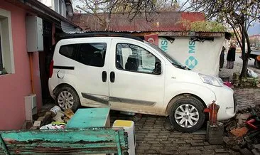 Bolu’da, kaza yapan hafif ticari araç evin bahçesine uçtu